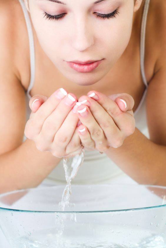 Lavado adecuado de la cara para la piel irritada.