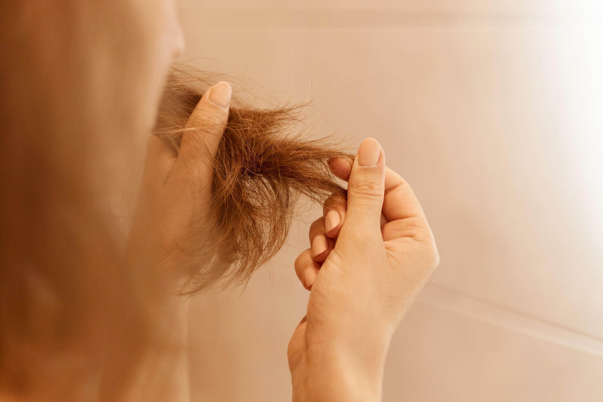 Come salvare i capelli danneggiati con una cura dei capelli naturale