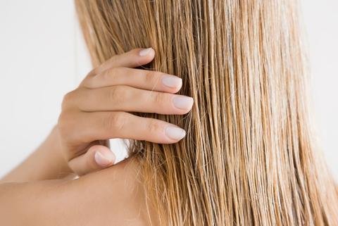 Come faccio a smettere di avere i capelli grassi?